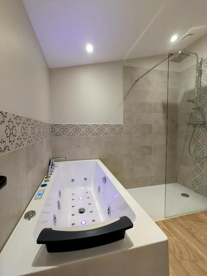 Le Boheme, Sauna & Spa Riorges エクステリア 写真