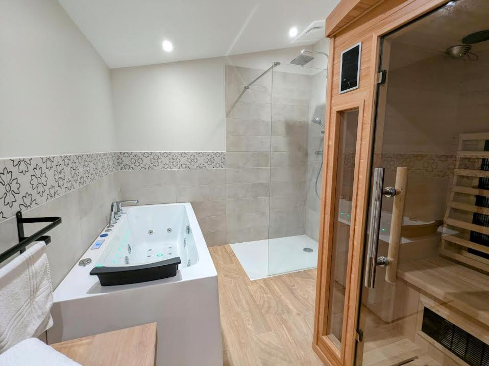 Le Boheme, Sauna & Spa Riorges エクステリア 写真